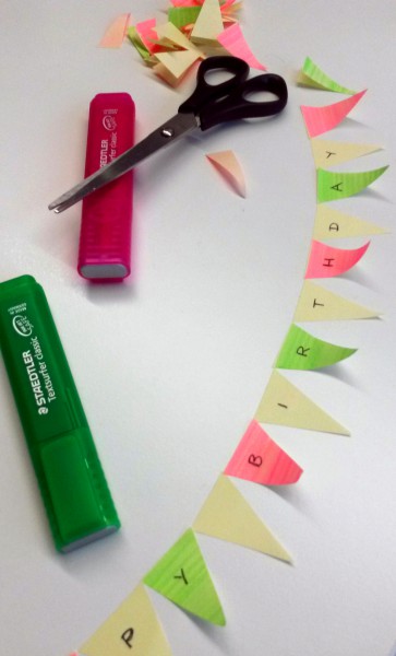 Girlande aus Post-Its