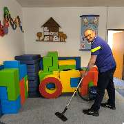 1a Clean NRW - Ein Reinigungskraft sorgt für Sauberkeit im Spielzimmer in Düsseldorf. Durch die gründliche Pflege und spezielle Techniken wird ein hygienischer Raum für Kinder geschaffen.