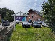 1KOMMA5° Lüneburg: Meisterbetrieb für Photovoltaik, Solaranlagen & Wärmepumpen - Außenansicht Showroom und Lager mit Parkplatz