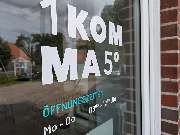 1KOMMA5° Lüneburg: Meisterbetrieb für Photovoltaik, Solaranlagen & Wärmepumpen - Eingangstür mit Öffnungszeiten