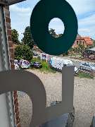 1KOMMA5° Lüneburg: Meisterbetrieb für Photovoltaik, Solaranlagen & Wärmepumpen - Sicht von Innen auf Parkplatz