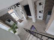 1KOMMA5° Lüneburg: Meisterbetrieb für Photovoltaik, Solaranlagen & Wärmepumpen - Vorraum zum Showroom mit Komponenten wie PV Modul, Microwechselrichter, Wärmepumpe und Speicher Enphase 5P