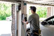 1KOMMA5° Moers: Meisterbetrieb für Photovoltaik, Solaranlagen & Wärmepumpen - 1KOMMA5°-Installateur montiert eine zukunftsweisende Elektrofahrzeug-Ladestation (Wallbox) in einer Garage, um die E-Mobilität zu fördern