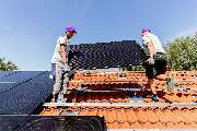 1KOMMA5° Moers: Meisterbetrieb für Photovoltaik, Solaranlagen & Wärmepumpen - Installateure von 1KOMMA5° bei der Montage von Solarpaneelen auf einem Dach