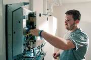1KOMMA5° Weimar: Meisterbetrieb für Photovoltaik, Solaranlagen & Wärmepumpen - Installateur von 1KOMMA5° bei der Montage eines Stromspeichers in einem Keller