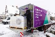 1KOMMA5° Weimar: Meisterbetrieb für Photovoltaik, Solaranlagen & Wärmepumpen - Installateure von 1KOMMA5° bereiten die Montage einer Wärmepumpe als energieeffiziente Heizlösung vor