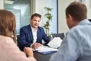 4baufi Baufinanzierung - Junges-Ehepaar-in-der-Beratung-beim-4baufi-Baufinanzierung-Experten.jpg