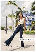 aBitze Fotoartist - Angela M. Schlabitz - Miami Vibes SS22 Campaign for ANY DI Munich. Visiting Miami Beach is like stepping into a fashionista's dreamscape. Palm trees swaying in the sea breeze, white sand beaches radiating a warm glow, and vintage cars 