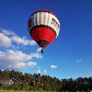 Heissluftballon Brötje Heizungen. Mit seinen 7000 Kubikmetern können bis zu 11 Personen damit fahren. Maximale Traglast ist ca. 2.5 tonnen.