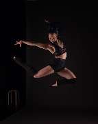 aerolibrium - Fitness-, Sport- & Kampfsport Fotografie - Augsburg - aerolibrium - Fitness-, Sport- & Kampfsport Fotografie - Augsburg Ausdrucksstarke Tanzaufnahme zeigt Dynamik, Kraft und künstlerische Körperkontrolle im Sprung.