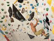 aerolibrium - Fitness-, Sport- & Kampfsport Fotografie - Augsburg - aerolibrium - Fitness-, Sport- & Kampfsport Fotografie - Augsburg Authentisches Bild eines Kletterers an einer Indoor-Boulderwand, das Technik, Kraft und Balance betont.