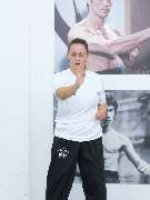 aerolibrium - Fitness-, Sport- & Kampfsport Fotografie - Augsburg - aerolibrium - Fitness-, Sport- & Kampfsport Fotografie - Augsburg Authentisches Wing-Chun-Training mit Fokus auf Präzision und fließende Bewegung in ruhiger Studioumgebung.