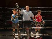 aerolibrium - Fitness-, Sport- & Kampfsport Fotografie - Augsburg - aerolibrium - Fitness-, Sport- & Kampfsport Fotografie - Augsburg Dynamischer Moment eines Kickboxturniers, festgehalten beim Siegesruf nach einem intensiven Wettkampf im Ring.