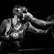 aerolibrium - Fitness-, Sport- & Kampfsport Fotografie - Augsburg - aerolibrium - Fitness-, Sport- & Kampfsport Fotografie - Augsburg Dynamisches Boxfoto, das Kraft, Geschwindigkeit und Konzentration in einem intensiven Kampfmoment einfängt.