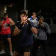 aerolibrium - Fitness-, Sport- & Kampfsport Fotografie - Augsburg - aerolibrium - Fitness-, Sport- & Kampfsport Fotografie - Augsburg Dynamisches Gruppen-Kampfsporttraining, das Fokus, Bewegung und Energie im Workout hervorhebt.