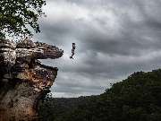 aerolibrium - Fitness-, Sport- & Kampfsport Fotografie - Augsburg - aerolibrium - Fitness-, Sport- & Kampfsport Fotografie - Augsburg Eindrucksvolle Momentaufnahme eines Cliffjumps, die Mut, Bewegung und Abenteuerlust im Extremsport perfekt einfängt.