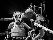 aerolibrium - Fitness-, Sport- & Kampfsport Fotografie - Augsburg - aerolibrium - Fitness-, Sport- & Kampfsport Fotografie - Augsburg Emotionales Kampfsportfoto zeigt Fokus und Mentoring zwischen Trainer und Schüler während eines Turniers.