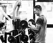 aerolibrium - Fitness-, Sport- & Kampfsport Fotografie - Augsburg - aerolibrium - Fitness-, Sport- & Kampfsport Fotografie - Augsburg Kraftvolle Fitnessaufnahme zeigt Anstrengung und Muskelarbeit beim intensiven Gewichtstraining.