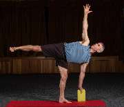 aerolibrium - Fitness-, Sport- & Kampfsport Fotografie - Augsburg - aerolibrium - Fitness-, Sport- & Kampfsport Fotografie - Augsburg Kraftvolle Yogaszene zeigt Stabilität, Flexibilität und präzise Körperhaltung in einer Balanceübung.