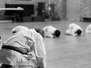 aerolibrium - Fitness-, Sport- & Kampfsport Fotografie - Augsburg - aerolibrium - Fitness-, Sport- & Kampfsport Fotografie - Augsburg Ruhige, authentische Aufnahme einer Karateeinheit, die Disziplin, Tradition und Fokus im Dojo zeigt.