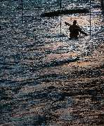 aerolibrium - Fitness-, Sport- & Kampfsport Fotografie - Augsburg - aerolibrium - Fitness-, Sport- & Kampfsport Fotografie - Augsburg Stimmungsvolles Outdoorfoto mit Fokus auf Bewegung, Wasserstruktur und sportlicher Konzentration beim Kajakfahren.