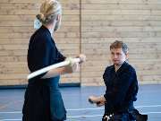 aerolibrium - Fitness-, Sport- & Kampfsport Fotografie - Augsburg - aerolibrium - Fitness-, Sport- & Kampfsport Fotografie - Augsburg Trainingsmoment im Kendo mit klarer Bewegung und Konzentration, festgehalten in realistischer Lichtstimmung.