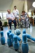 AlexA Seniorenresidenz Eisleben - Das Bild zeigt eine fröhliche Szene in einem Gemeinschaftsraum eines Seniorenheims.