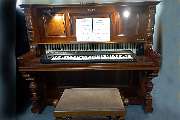 Alexander Ostrovski - Klavierstimmer / Techniker - Digitalpiano im Inneren eines kunstvoll gearbeiteten historischen Klaviergehäuses. Vereint moderne Klaviertechnik mit traditionellem Design.