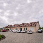 Bild des Firmengebäudes der ALLinONE Netzwerke GmbH in Rain mit Fuhrpark bzw. Firmenwagen