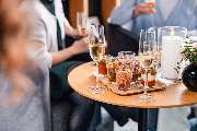 ALTE STADTKASSE - Ihr Raum für Workspaces | Meetings | Events - Ein Einblick in das hochwertige Catering-Angebot der Alten Stadtkasse Oldenburg. Auf einem modernen Tisch werden kreative Snacks und Getränke stilvoll präsentiert. Perfekt geeignet für Firmen