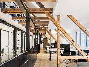 ALTE STADTKASSE - Ihr Raum für Workspaces | Meetings | Events - Ein inspirierender Coworking Space in der Alten Stadtkasse Oldenburg, kombiniert mit sichtbaren Dachbalken und moderner Büroeinrichtung. Die offene Raumgestaltung und der Einsatz natürlicher 