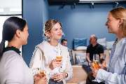 ALTE STADTKASSE - Ihr Raum für Workspaces | Meetings | Events - Eine entspannte Networking-Atmosphäre bei einem Event in der Alten Stadtkasse Oldenburg. Gäste genießen Getränke und Gespräche in einem stilvollen Ambiente. Perfekt für Teambuilding-Events, G