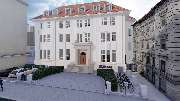 ALTE STADTKASSE - Ihr Raum für Workspaces | Meetings | Events - Eine Visualisierung der Alten Stadtkasse Oldenburg zeigt die elegante Fassade des historischen Gebäudes. Die moderne Gestaltung der Außenanlage ergänzt das denkmalgeschützte Bauwerk und biete