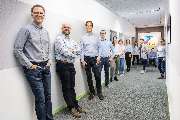 AMZ - Aurich Münch Ziegler Steuerberater PartGmbB, Karlsruhe - LOYALITÄT UND
MENSCHLICHKEIT
GEHEN VOR
In unserer Kanzlei mit mehreren Standorten arbeiten Steuerberater und Fachangestellte gemeinschaftlich und auf Augenhöhe, gehen respektvoll miteinander u