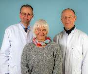 Anästhesiologie, Schmerzklinik - Bogenhausen, München Klinik - Prof. Dr. Friederich (Chefarzt Anästhesie, re.) mit Prof. Dr. Bodner (Chefarzt Thoraxchirurgie, li.), mit Patientin nach Lungen-OP