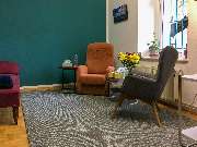 Angstfreier leben - Praxis für Ängste, Phobien und Panikattacken überwinden Hypnose Berlin-Mitte - Der Behandlungsraum von Angstfreier leben mit Coachingecke und Hypnoseliege.
