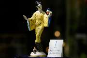 Antiquitäten  | Antikes in Nymphenburg Franz Killer | München - Diese fein bemalte Porzellanfigur zeigt eine anmutige Tänzerin in fernöstlichem Gewand mit einem farbenprächtigen Papagei auf der Hand. Die Figur stammt aus der Königlichen Porzellan-Manufakt