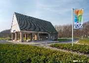 Autobahnkapelle Hamm - Auch in den Außenanlagen begegnet die Kapelle dem Verkehr der Autobahn mit Ruhe. Die Skulptur, ein Wassersprudelbecken und verschiedene Sitzgelegenheiten lassen den Aufenthalt zur Entspannung werden.

Westlich der Kirche steht eine 