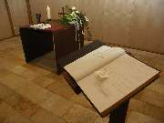 Autobahnkapelle Hamm - Der schlichte Altar, das Stehpult, der Kerzenleuchter und die Bänke wurden in der Schmiede der Benediktinerabtei Königsmünster in Meschede aus COR-TEN-Stahl hergestellt. Die christliche Symbolik bleibt zurückhaltend, denn die Kapell