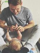 Babymassage Naumburg - Babymassagekurse & Krabbelgruppen - Papa massiert seine Tochter