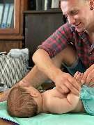 Babymassage Naumburg - Babymassagekurse & Krabbelgruppen - Papa massiert seinen Sohn