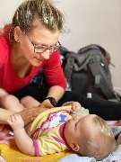 Babymassage Naumburg - Babymassagekurse & Krabbelgruppen - Ruhende Hände auf Babys Bauch