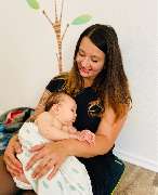 Babymassage Naumburg - Babymassagekurse & Krabbelgruppen - Schlafendes Baby und glückliche Mama nach der Massage