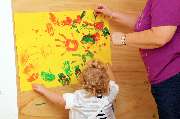 Back-up Vincerola - pme Familienservice - Fingerfarben malen Bild aufhängen Kita pme Lernwelten Kindertagesstätte pme Familienservice