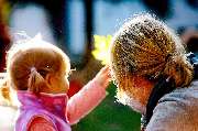 Back-up Vincerola - pme Familienservice - Herbstlaub betrachten. Kind und Betreuungsperson. Kita pme Lernwelten Kindertagesstätte pme Familienservice