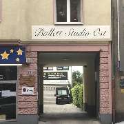 Außenbereich mit Schild vom Ballettstudio. Zu den Kursräumen geht es die Einfahrt hoch zum Hinterhaus, 1.OG