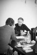 Bande für Gestaltung - Ein engagiertes Team bespricht Designideen und Strategien in einer kreativen Arbeitsrunde.