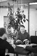 Bande für Gestaltung - Ein kreatives Team arbeitet gemeinsam an einem Designprojekt in einem modernen Agenturumfeld.