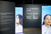 Bande für Gestaltung - Eingangsbereich der Ausstellung „Das ist kolonial. Westfalens unsichtbares Erbe“ im LWL-Museum Zeche Zollern. Großformatige Porträts und prägnante Textwände setzen sich mit der Frage auseinander, welche Spuren des Kolonialismus in u