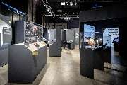 Bande für Gestaltung - Innenansicht der Ausstellung „Koloniale Spuren in Westfalen“ mit Vitrinen, interaktiven Elementen und modernem Ausstellungskonzept in Industriearchitektur.